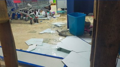 Tokat'ta kuvvetli rüzgar marketin camlarını kırdı, 5 kişi yaralandı