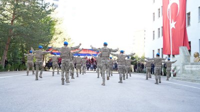 Bayburt'ta komandolar zeybek oynadı: Büyük beğeni geldi