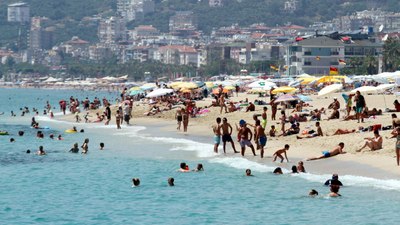 Antalya'da bayram yoğunluğu: Yer bulamayan valiyi arıyor