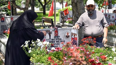 Arife gününde şehit yakınlarının duygusal ziyaretleri