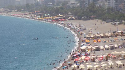 Konyaaltı Sahili'nde bayram yoğunluğu