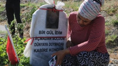Hatay'da deprem mezarlığında gözyaşları içinde hüzünlü bayram