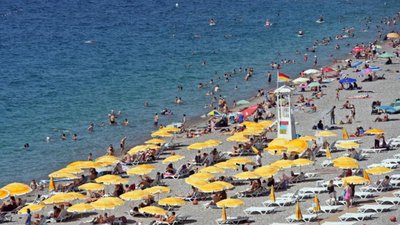 Antalya'da sahillerde yoğunluk: İki katına çıktı