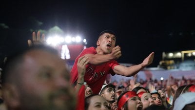 Arnavut taraftarlar, İtalya mağlubiyetine rağmen kutlama yaptı