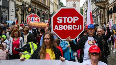 Polonya'da kürtaj karşıtları gösteri düzenledi