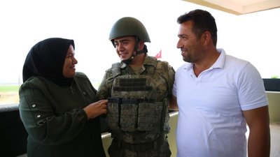 Sınırda nöbet tutan askere aile ziyareti sürprizi: Çifte bayram yaşadı