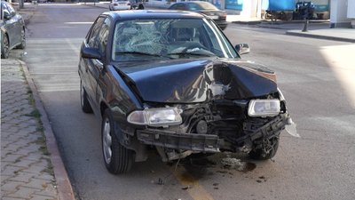 Kırıkkale'de otomobil aydınlatma direğine çarptı: 5 yaralı