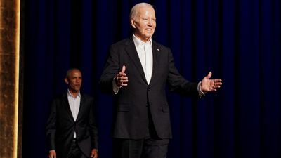 Biden sahnede yine dondu kaldı: Obama yardımına yetişti