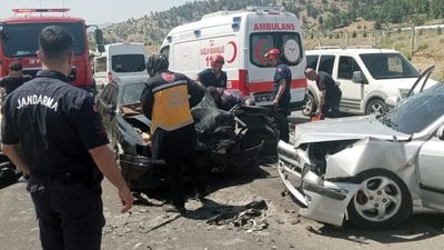 Kahramanmaraş'ta otomobiller çarpıştı: 5 yaralı