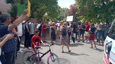 Adalar'da minibüs protestosu sırasında arbede