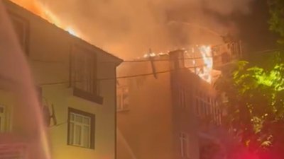 İstanbul'da evini ateşe veren şüpheliyi, mahallelinin elinden polis zor kurtardı