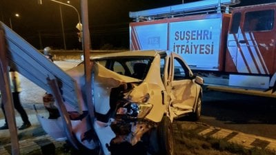 Sivas'ta iki otomobil çarpıştı: 10 yaralı
