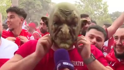 Almanya'da Goblin maskeli Türk taraftarı