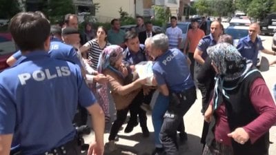 Aksaray'da çocukları evi yakan kiracı ile ev sahibinin yakınları kavga etti