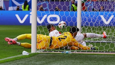 Şanssız an! Samet ve Altay'ın anlaşmazlığında Portekiz golü buldu