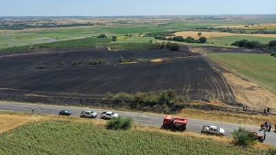 Edirne'de biçerdöver tutuştu! Buğday ekili tarla küle döndü