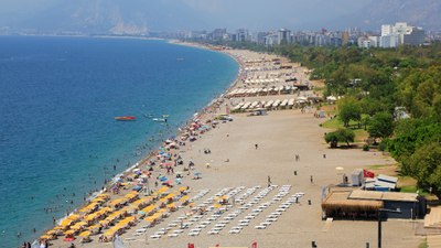 Antalya'da bayram sonrası sahiller turistlere kaldı