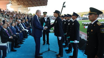 Cumhurbaşkanı Erdoğan ile mezun polisin "kardeş" diyaloğu