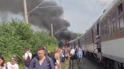 Slovakya'da otobüsle yolcu treni çarpıştı: 5 ölü