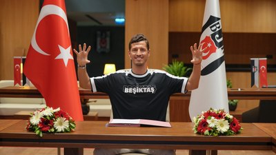 Salih Uçan, Beşiktaş ile sözleşme yeniledi