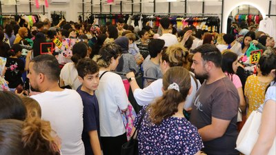 Hatay'da mağaza açılışında indirimli kıyafet izdihamı