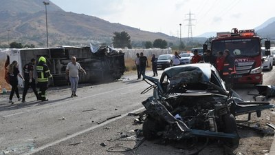 Mersin'de 2 servis aracı ve otomobil kazaya karıştı: 2 kişi öldü, 35 kişi yaralandı