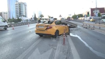 İstanbul'da kontrolden çıkan taksi bariyerlere girdi