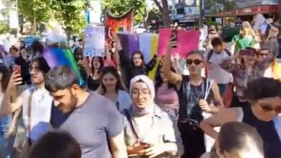 LGBT yürüyüşünde başörtülü kadın dikkat çekti