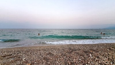 Konyaaltı Sahili’ndeki büyük tehlike: Taşların altından bakın ne çıktı