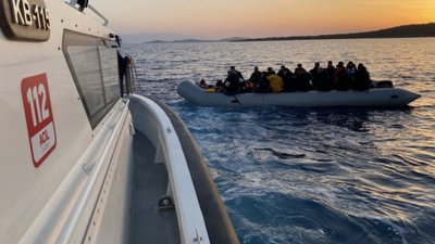 İzmir açıklarında 26 düzensiz göçmen yakalandı