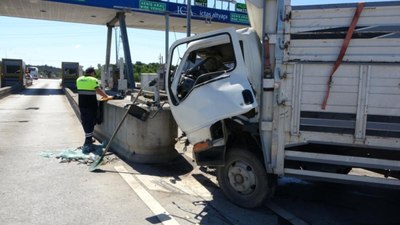 İstanbul'da gişelerde kamyonet beton bariyere daldı