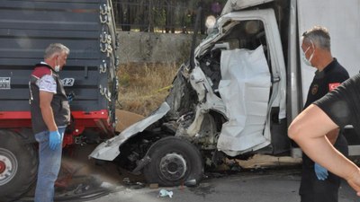 Edirne’de kamyonet buğday yüklü römorka çarptı: 3 ölü