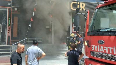 Van'da giyim mağazasında yangın