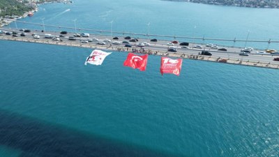 İstanbul'da köprülere dev Türk bayrakları asıldı