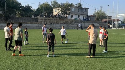 Zonguldak'ta gençler için futbol sahasını yenileyen köylüler, tribün de inşa ediyor