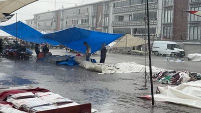 Bursa'da etkili olan sağanak yağış yolları göle çevirdi