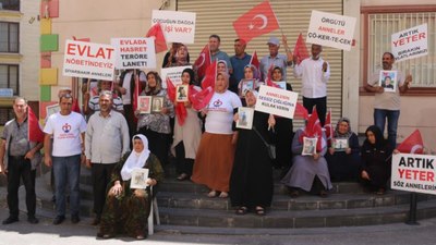 Diyarbakır annelerinin evlat nöbetine bir aile daha katıldı