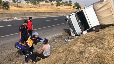 Tekirdağ'da devrilen kamyonetin şoförünü emniyet kemeri kurtardı