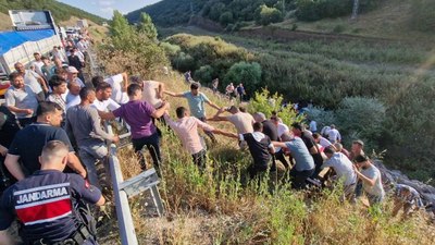 Çorum'da uçuruma düşen araçtaki yaralıları kurtarmak için insan zinciri oluşturdular