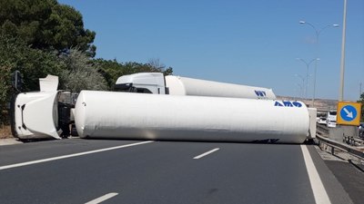 Çatalca'da gaz yüklü tanker devrildi: TEM Otoyolu trafiğe kapatıldı