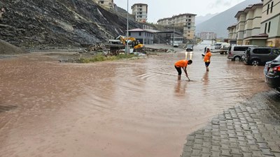 Yusufeli ilçesinde sağanak sele döndü