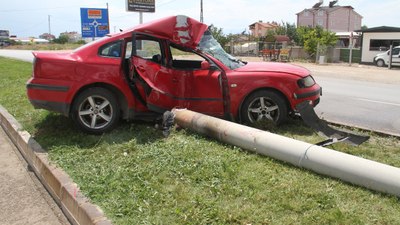 Konya’da otomobil aydınlatma direğine çarptı