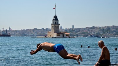 İstanbul'da sıcak havadan bunalanlar Boğaz'ın serin sularında serinledi