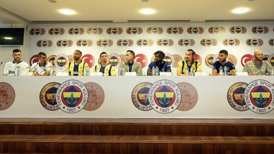 Fenerbahçe'den 7 futbolcu ile toplu imza töreni