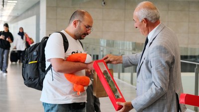 Kayseri'de gurbetçiler havalimanında çiçeklerle karşılandı