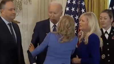 ABD Başkanı Joe Biden eşini başka kadınla karıştırdı