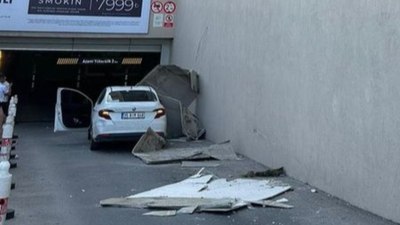 İzmir'de AVM'nin tavan kalıbı otomobilin üzerine düştü