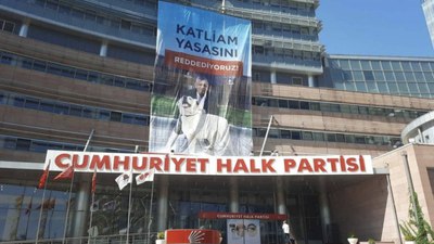 CHP Genel Merkezi'nde 'katliam yasasını reddediyoruz' pankartı