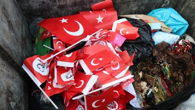 Antalya'da çöpe Türk bayrağı atıldı