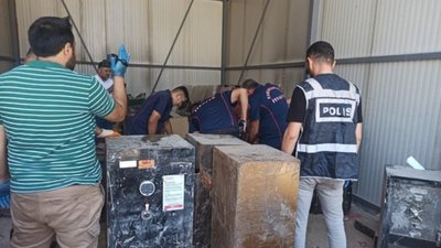 Kahramanmaraş'ta enkazdan çıkartılan çelik kasalar açıldı